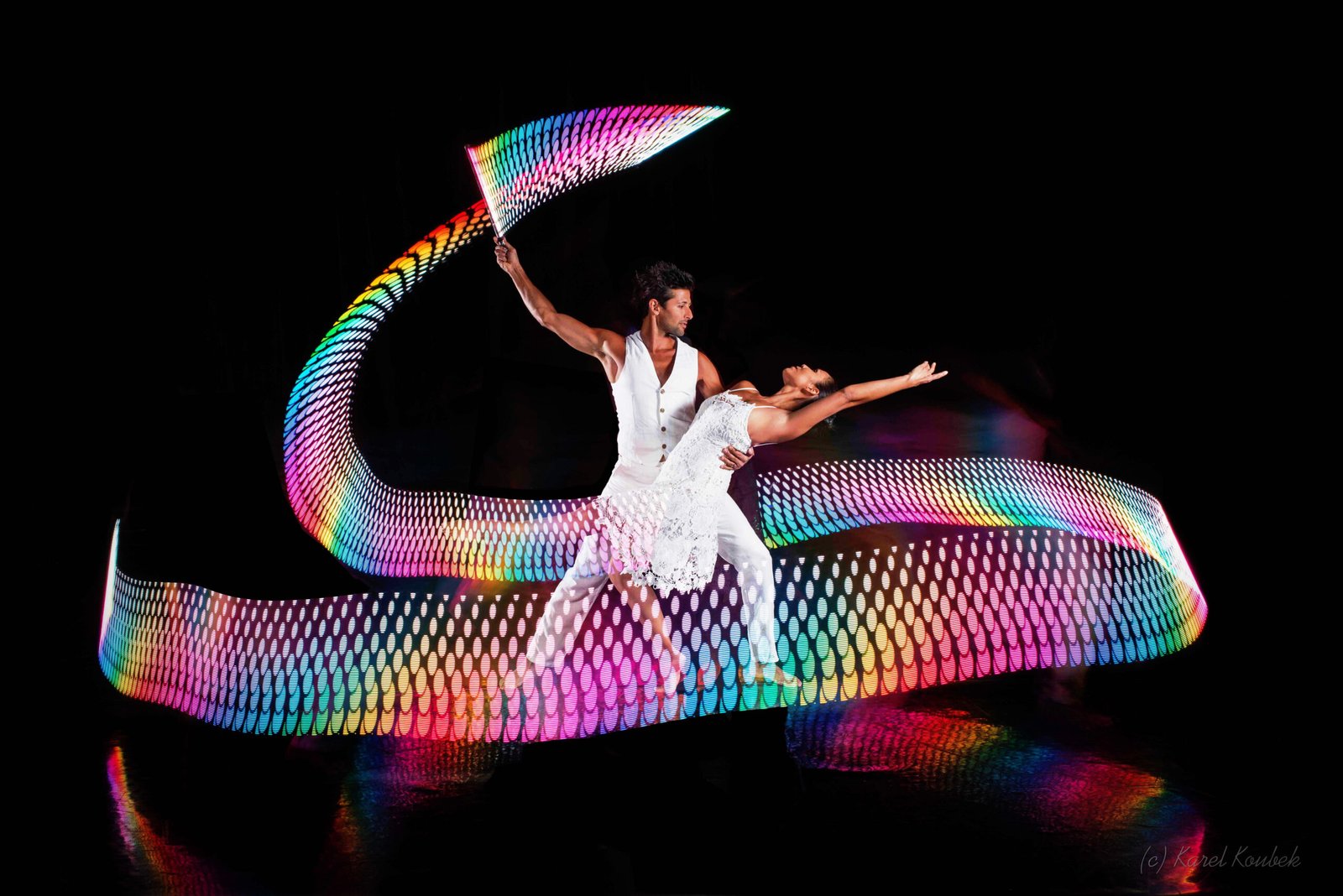 Spectacle lumineux LED avec jongleurs lumineux LED dans un acrobates aériens à Paris Île-de-France pour les spectacle évènementiel