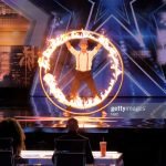 Numéro de roue Cyr feu sur America's Got Talent avec l'acrobate Srikanta Barefoot (ex Cirque du Soleil)