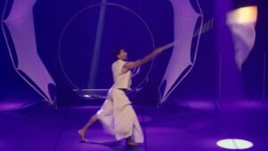 Performance dynamique de rope dart LED avec traînées lumineuses.