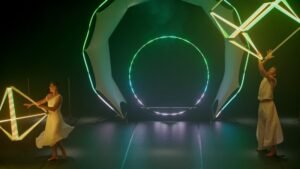 Duo de jongleurs LED professionnels avec formes géométriques pour galas.