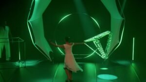 Manipulation d'objet géométrique avec une structure de tétraèdre LED lumineux.