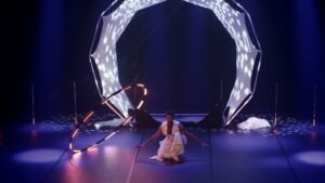 Performance acrobatique de roue Cyr pixel avec effets lumineux haute technologie.