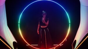 Scène de théâtre visuel utilisant la lumière comme métaphore de l'ego humain.