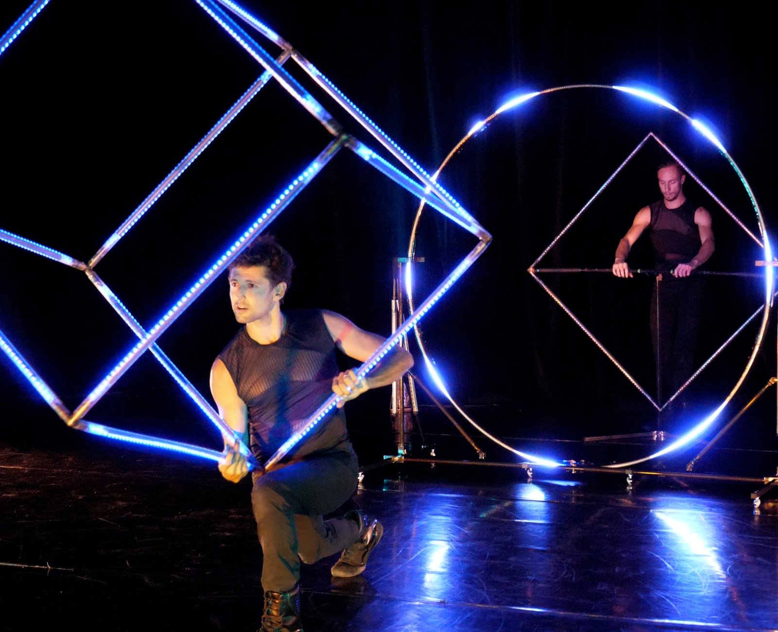 LED juggling show Echo with LED performers Srikanta & Vojta by the company Fusion Arts in France
