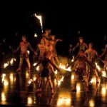Jongleurs de feu du Cirque du Soleil dans le spectacle de cirque ZAIA avec Srikanta Barefoot