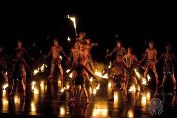Jongleurs de feu du Cirque du Soleil dans le spectacle de cirque ZAIA avec Srikanta Barefoot