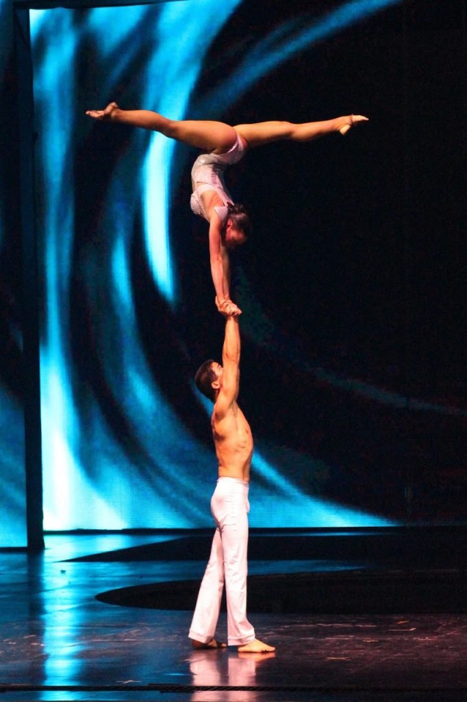 hand balancing acts & hand to hand acts with hand balancing circus performers for special event shows in France.