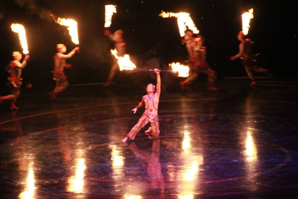 Jongleurs de feu dans un spectacle de feu